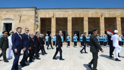 - Erdoğan, Anıtkabir Özel Defteri'ni imzaladı: 
- "Yüksek disiplini, üstün