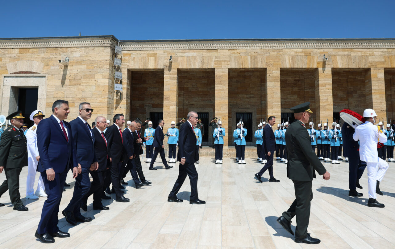 - Erdoğan, Anıtkabir Özel Defteri'ni imzaladı: 
- "Yüksek disiplini, üstün