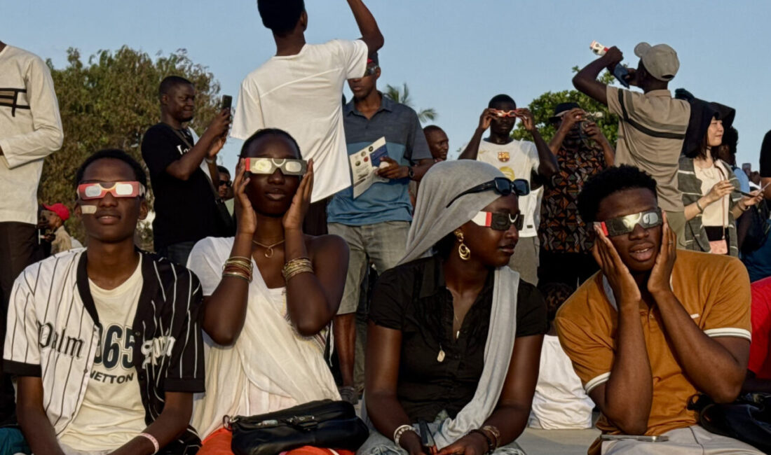 DAKAR (AA) – Senegal'in başkenti Dakar'da kısmi Güneş tutulmasını izlemek