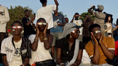 DAKAR (AA) – Senegal'in başkenti Dakar'da kısmi Güneş tutulmasını izlemek