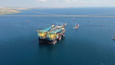 - Geminin geçişi nedeniyle boğazdaki trafik çift yönlü olarak askıya