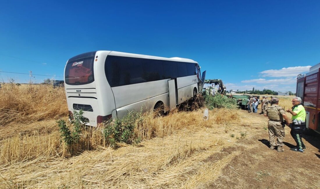 DİYARBAKIR (AA) – Diyarbakır'ın Lice ilçesinde otobüsün ağaca çarpması sonucu