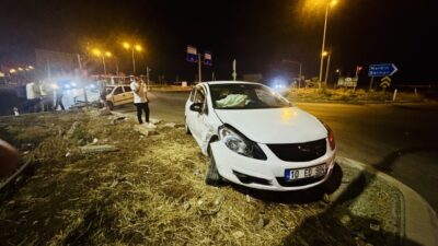 DİYARBAKIR (AA) – Diyarbakır'ın merkez Bağlar ilçesinde 2 otomobilin çarpışması