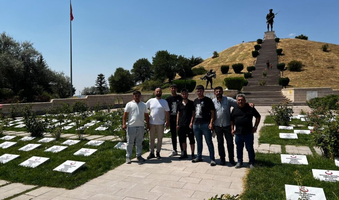 AFYONKARAHİSAR (AA) – Afyonkarahisar'ın İscehisar ilçesindeki öğrenciler, Dumlupınar Şehitliği'nde bulunan