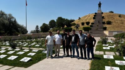 AFYONKARAHİSAR (AA) – Afyonkarahisar'ın İscehisar ilçesindeki öğrenciler, Dumlupınar Şehitliği'nde bulunan