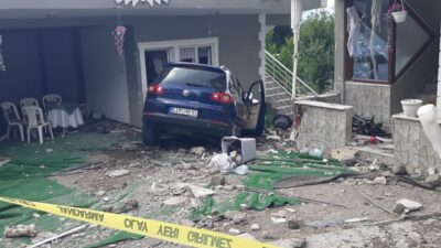DÜZCE (AA) – Düzce'nin Gölyaka ilçesinde bir bahçe duvarını yıkarak