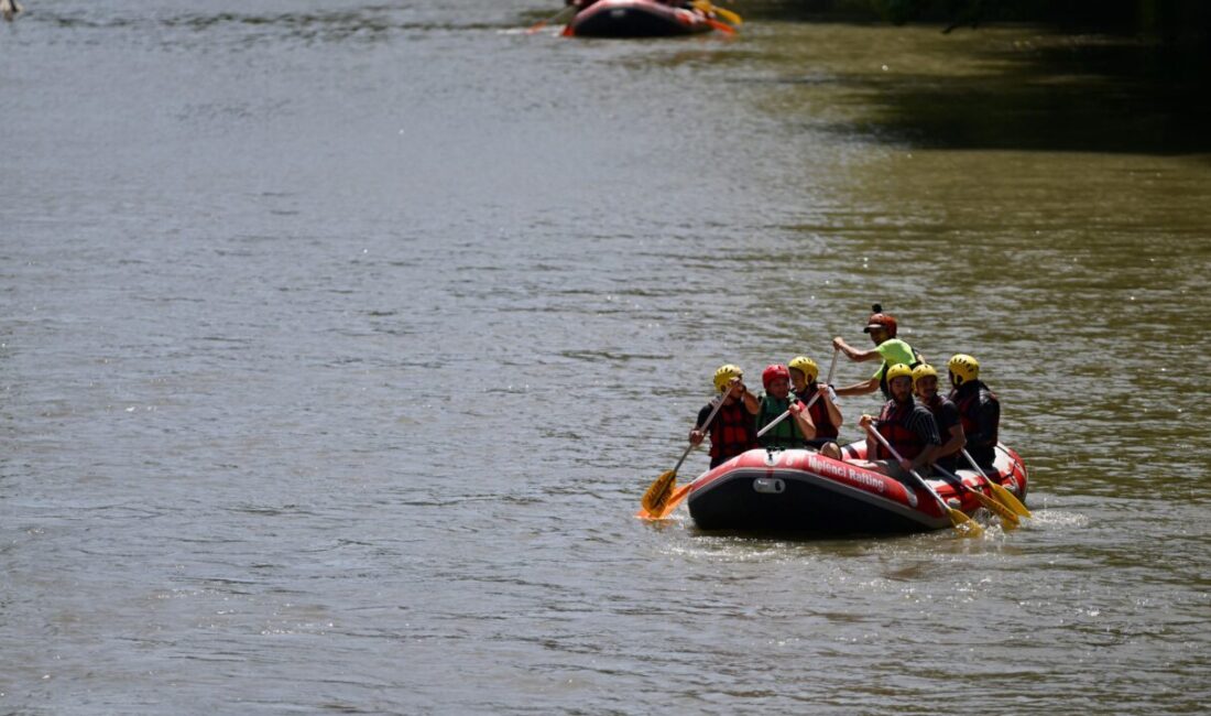 DÜZCE (AA) – Düzce'de sıcak havadan bunalanlar, rafting yaparak serinlemeyi