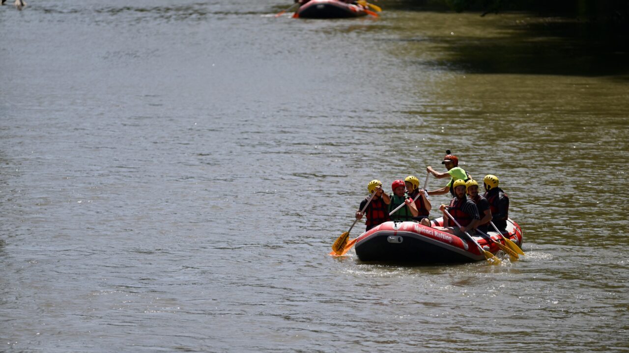 DÜZCE (AA) – Düzce'de sıcak havadan bunalanlar, rafting yaparak serinlemeyi