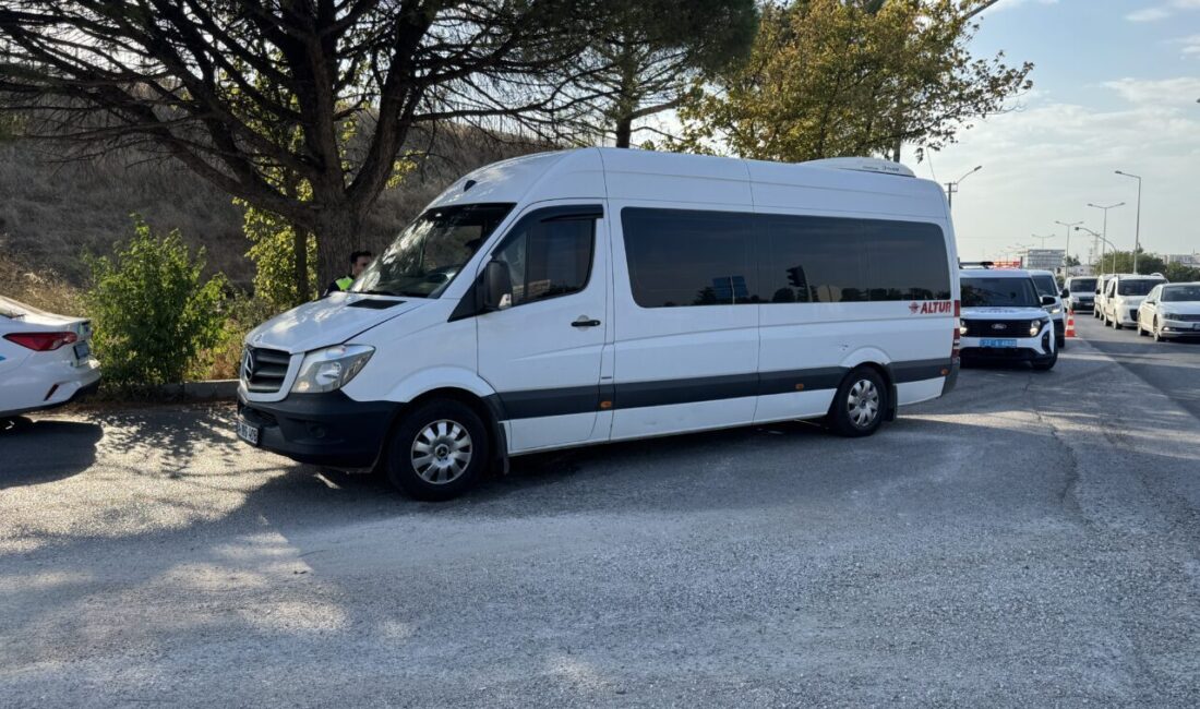 EDİRNE (AA) – Edirne'de bir minibüste 19 düzensiz göçmen yakalandı,
