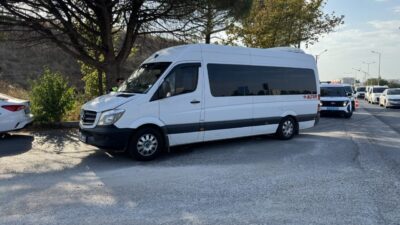 EDİRNE (AA) – Edirne'de bir minibüste 19 düzensiz göçmen yakalandı,