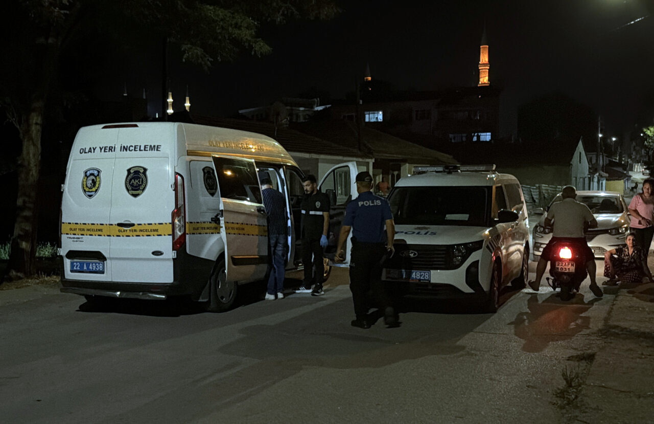 EDİRNE (AA) – Edirne'de çıkan bıçaklı kavgada 1 kişi yaralandı.