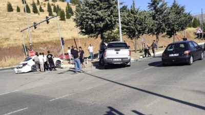 ELAZIĞ (AA) – Elazığ'da otomobil ile kamyonetin çarpışması sonucu 4