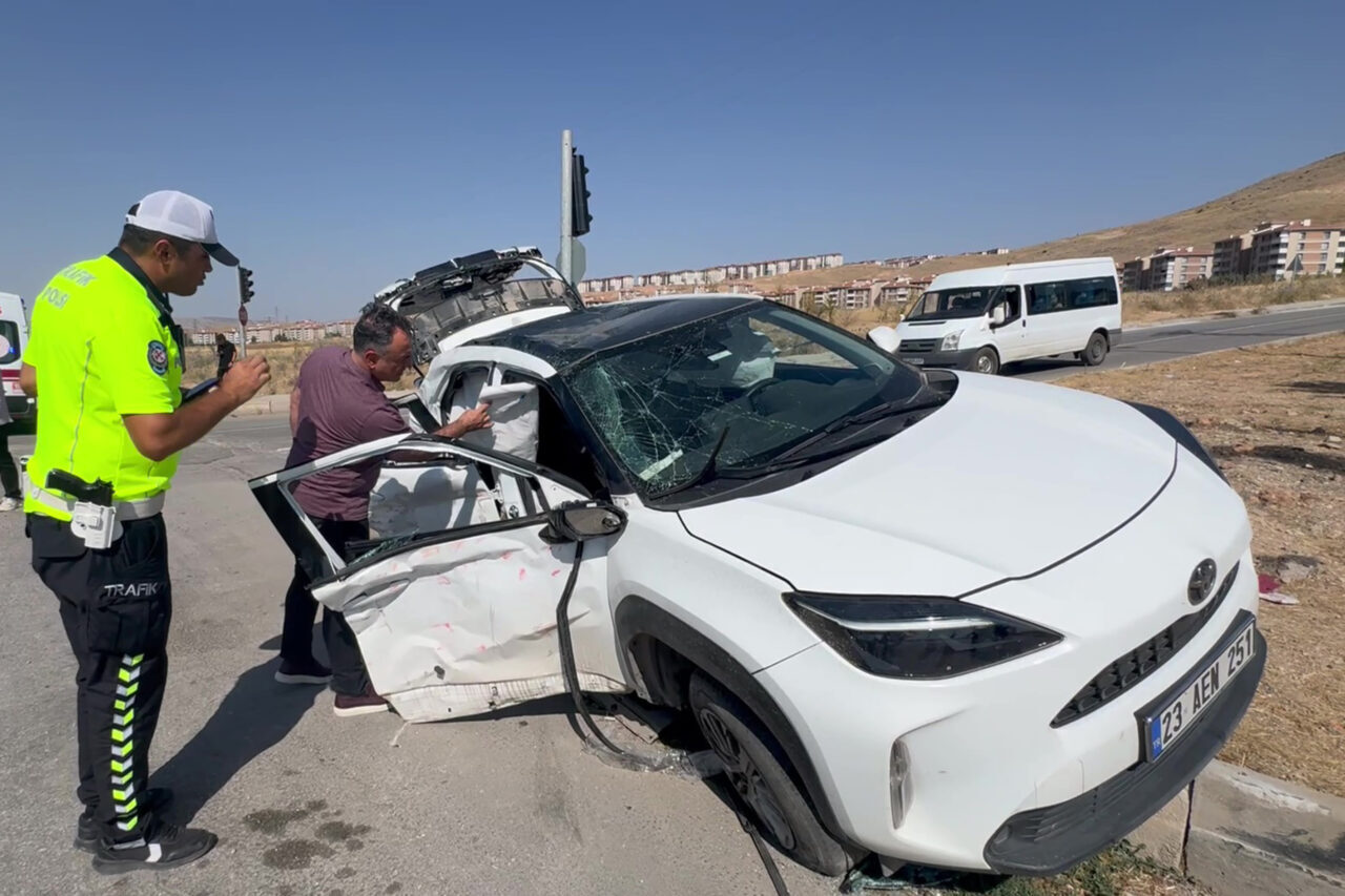 ELAZIĞ (AA) – Elazığ'da tır ile otomobilin çarpışması sonucu 4