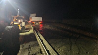 - Tüneller mevkisindeki heyelan nedeniyle kara yolu bir süre ulaşıma