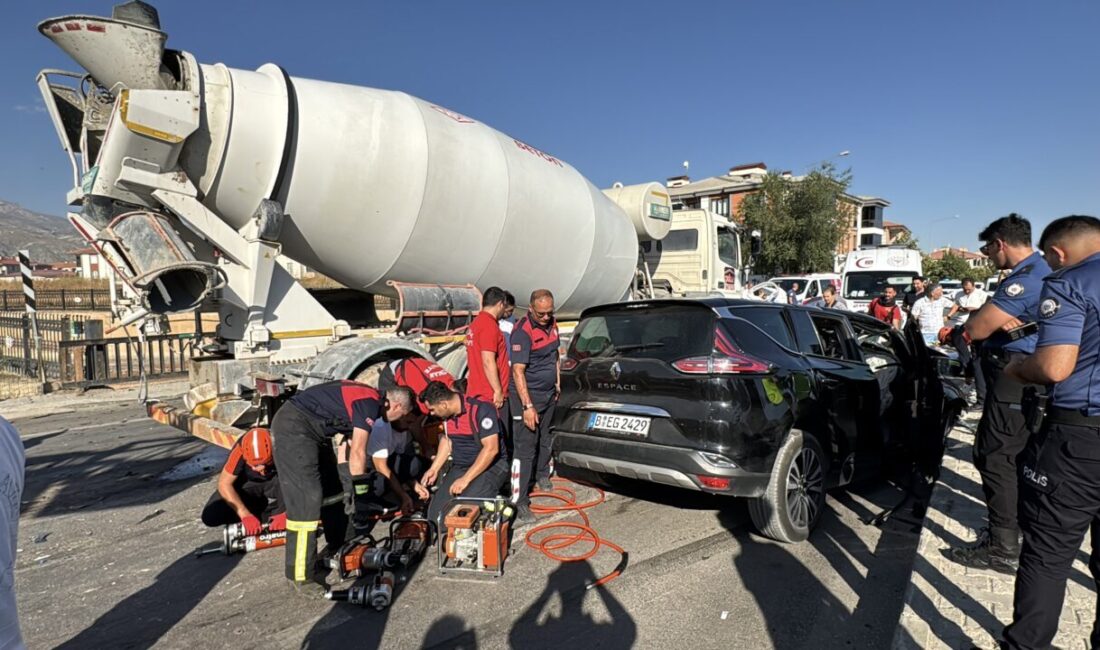 ERZİNCAN (AA) – Erzincan'da SUV tipi araçla beton mikserinin çarpıştığı