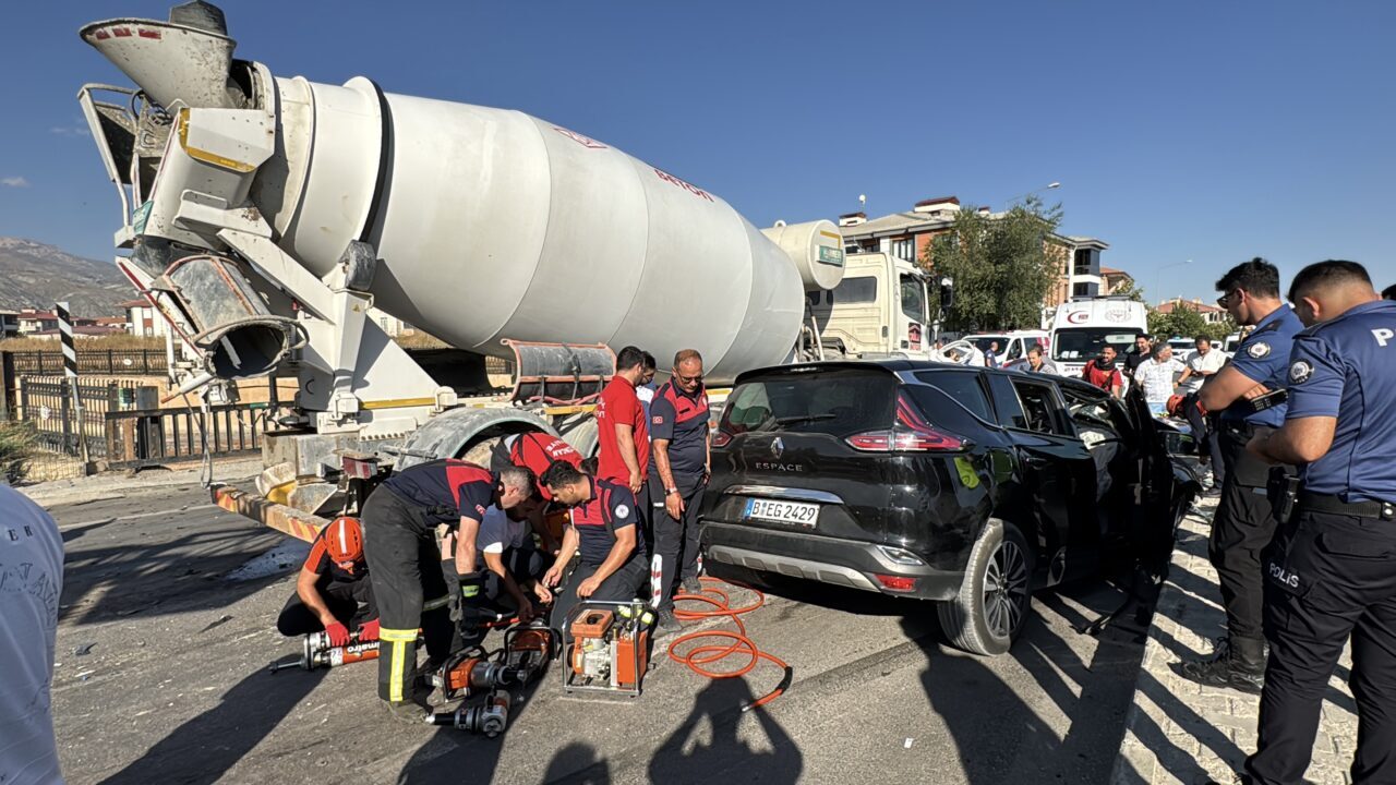 ERZİNCAN (AA) – Erzincan'da SUV tipi araçla beton mikserinin çarpıştığı