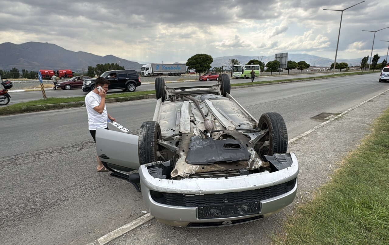 ERZİNCAN (AA) – Erzincan'da otomobilin takla atması sonucu 2 kişi