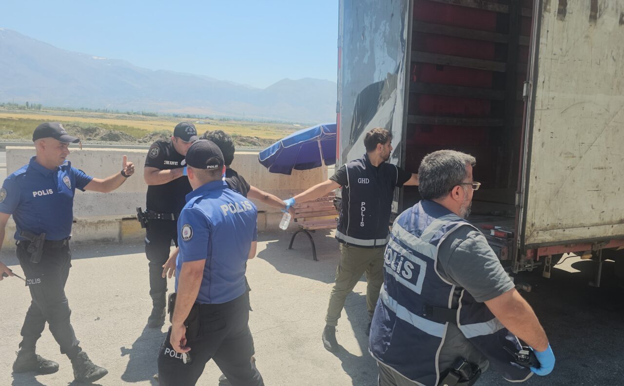 ERZİNCAN (AA) – Erzincan'da tır dorsesinde, yasa dışı yollarla yurda