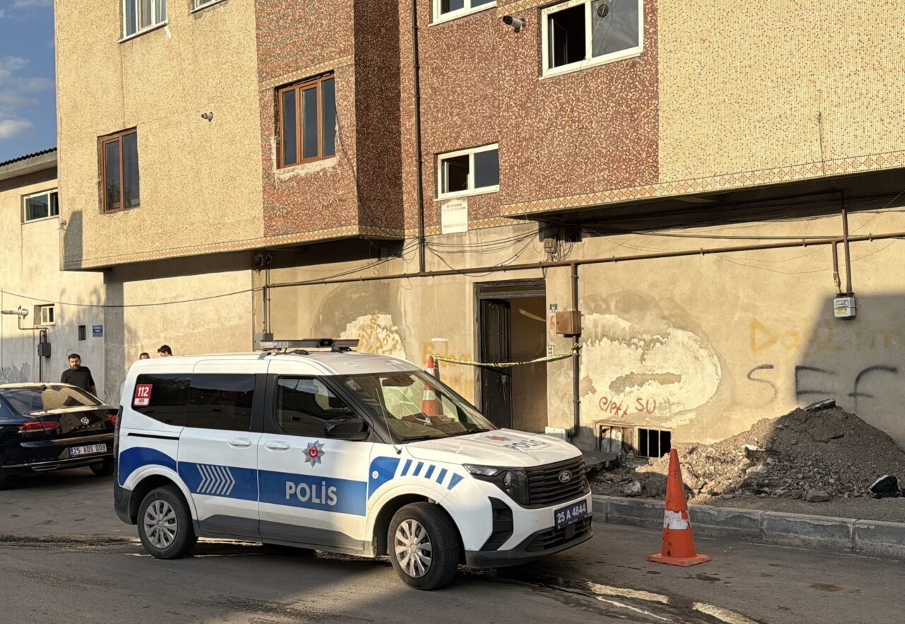 ERZURUM (AA) – Erzurum'da apartman dairesinde çıkan kavgada 1 kişi