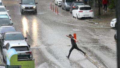 - Yağış sırasında 2 farklı noktada 15 aracın karıştığı kazalarda