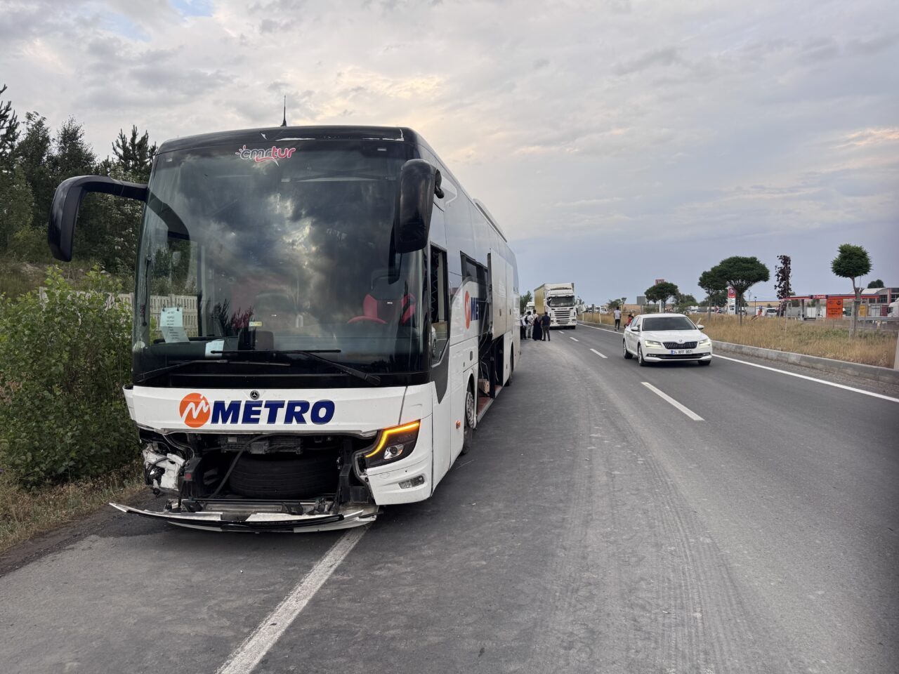 ERZURUM (AA) – Erzurum'da yolcu otobüsünün traktöre çarptığı kaza, çevredeki