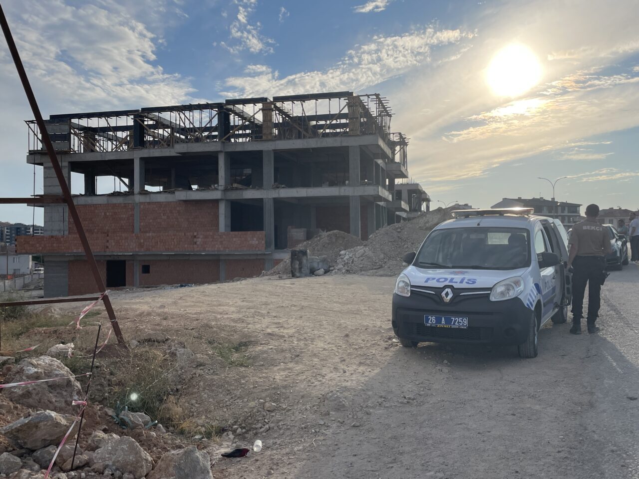 ESKİŞEHİR (AA) – Eskişehir'in Odunpazarı ilçesinde inşaat halindeki binada iskeleden