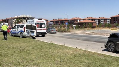 ESKİŞEHİR (AA) – Eskişehir'in Odunpazarı ilçesinde bir otomobilin, başka bir
