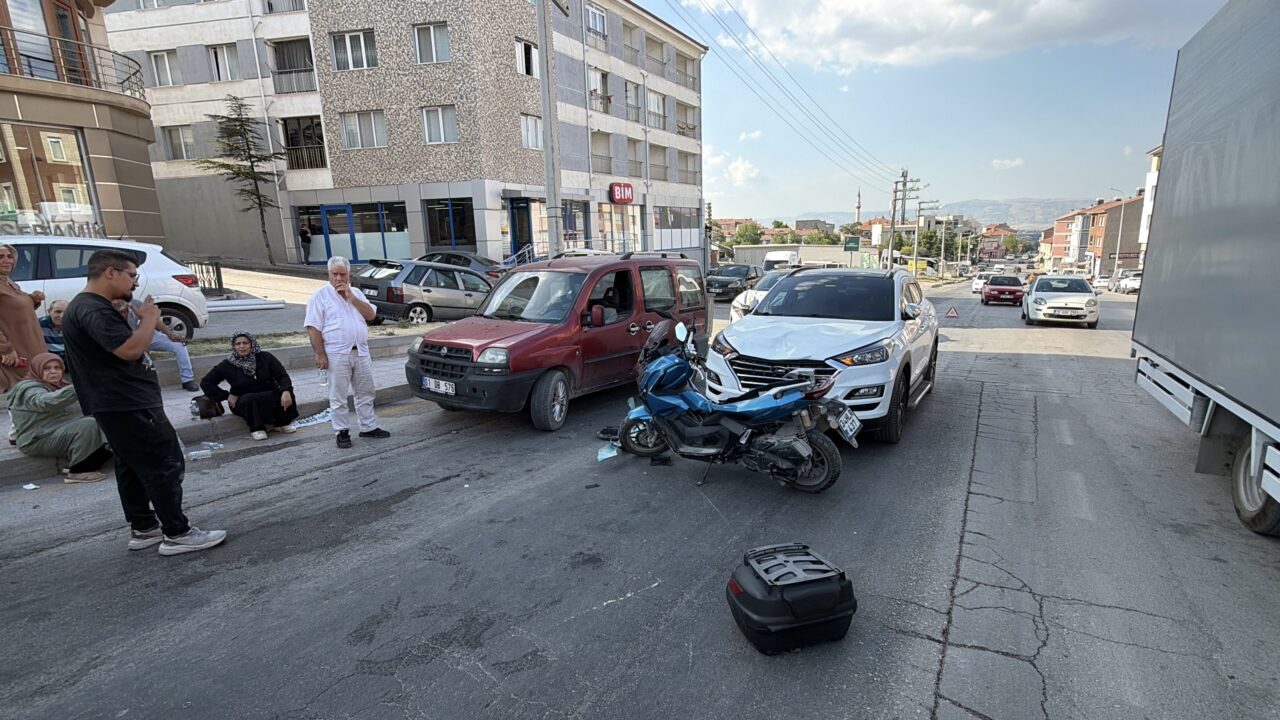 ESKİŞEHİR (AA) – Eskişehir'in Odunpazarı ilçesinde, SUV tipi aracın motosiklete