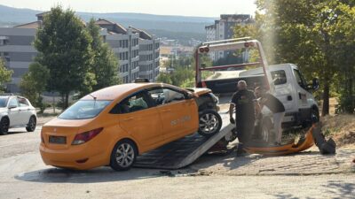 ESKİŞEHİR (AA) – Eskişehir'in Odunpazarı ilçesinde taksiyle otomobilin çarpıştığı kazada