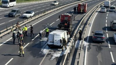 İSTANBUL (AA) – Fatih'te seyir halindeki panelvanda çıkan yangın itfaiye