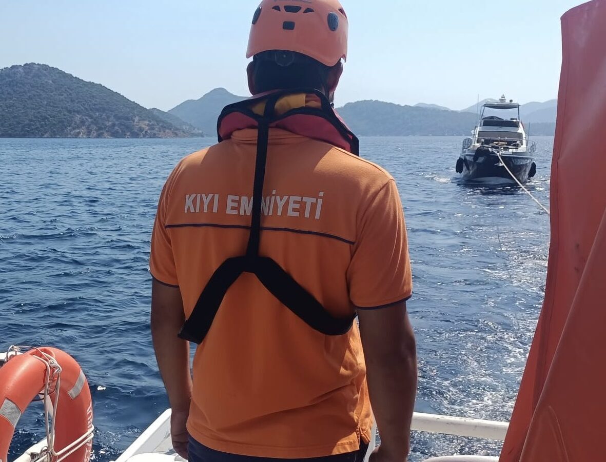 MUĞLA (AA) – Muğla'nın Fethiye ilçesi açıklarında sürüklenen teknedeki 3