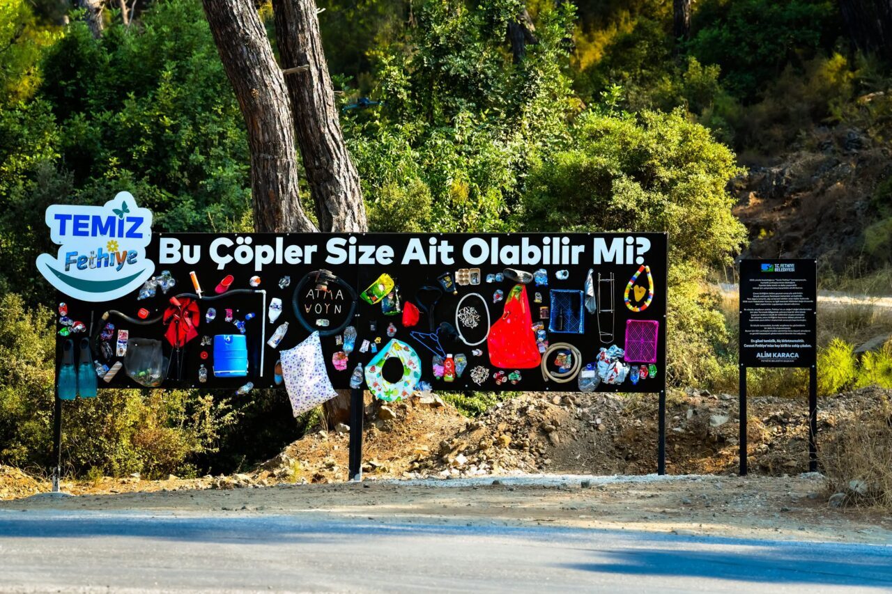 MUĞLA (AA) – Muğla'nın Fethiye ilçesinde çevre kirliliğine dikkati çekmek