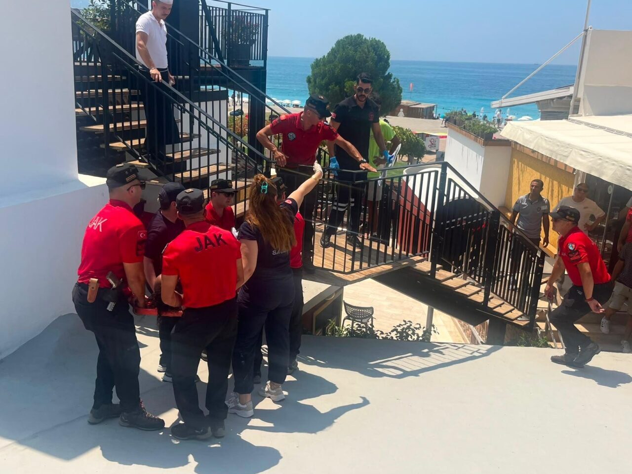 MUĞLA (AA) – Muğla'nın Fethiye ilçesinde iniş sırasında işletmenin çatısına