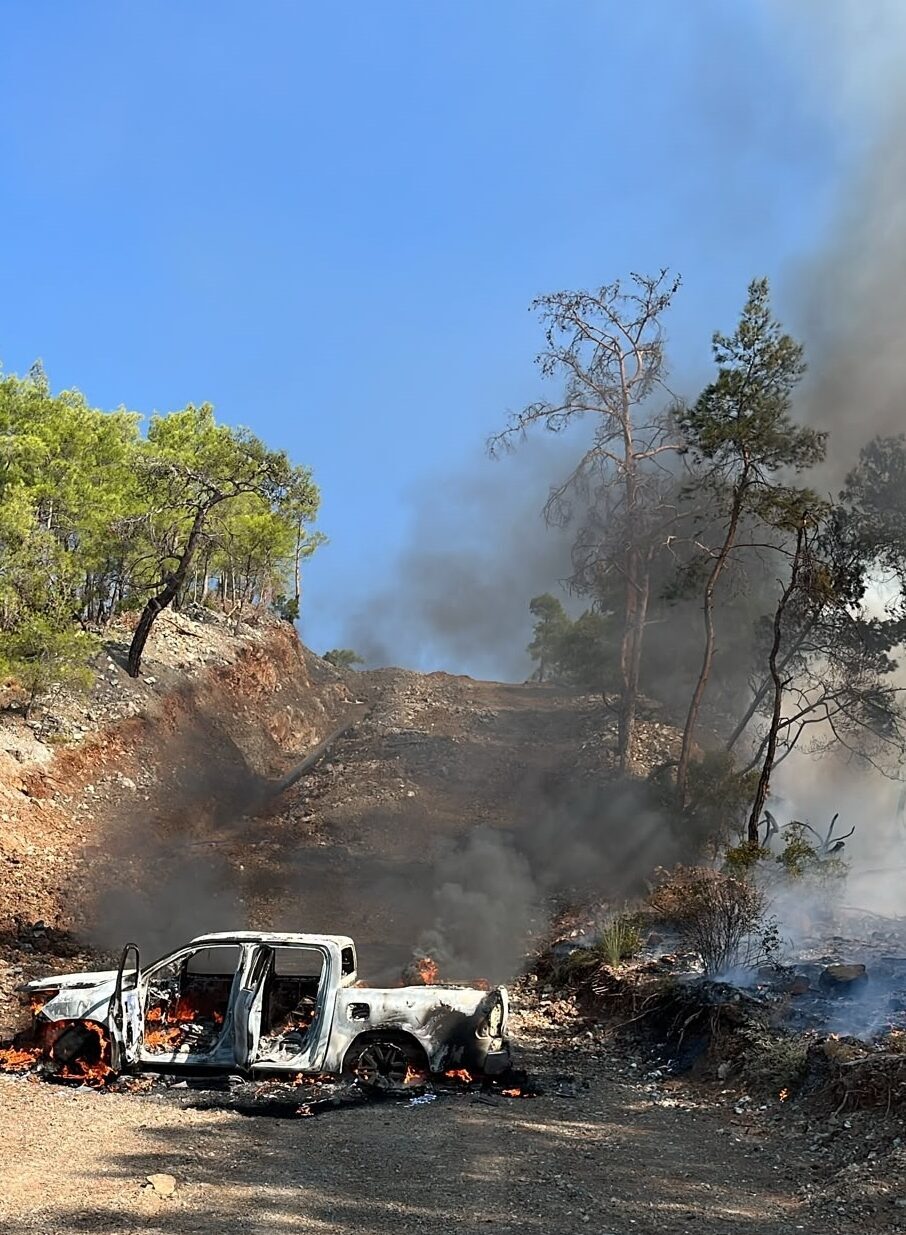 MUĞLA (AA) – Muğla'nın Fethiye ilçesinde kamyonetten ormanlık alana sıçrayan