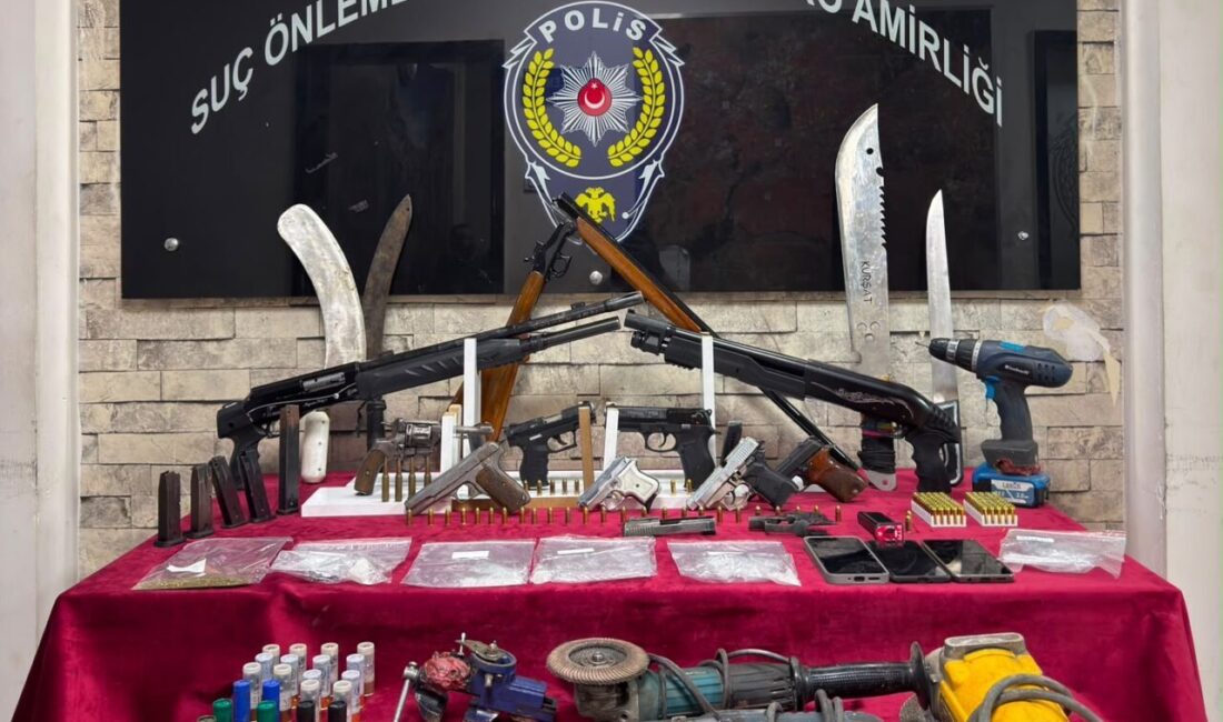 GAZİANTEP (AA) – Gaziantep'in Şehitkamil ilçesinde düzenlenen silah kaçakçılığı operasyonunda