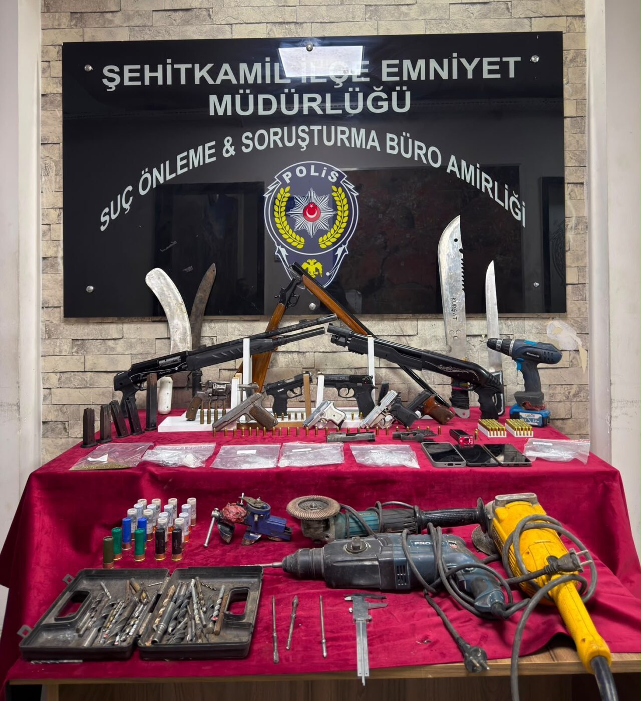 GAZİANTEP (AA) – Gaziantep'in Şehitkamil ilçesinde düzenlenen silah kaçakçılığı operasyonunda