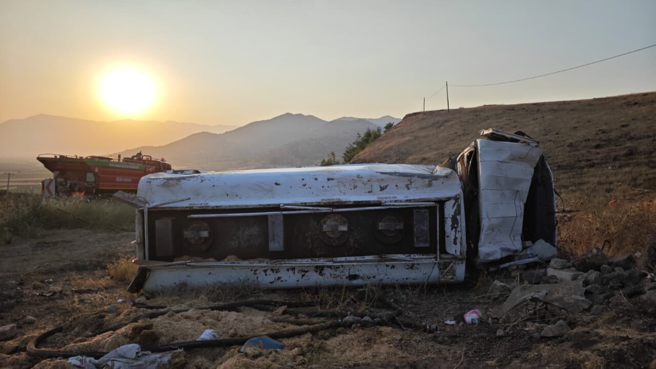 GAZİANTEP (AA) – Gaziantep'in İslahiye ilçesinde boş yakıt tankerinin şarampole