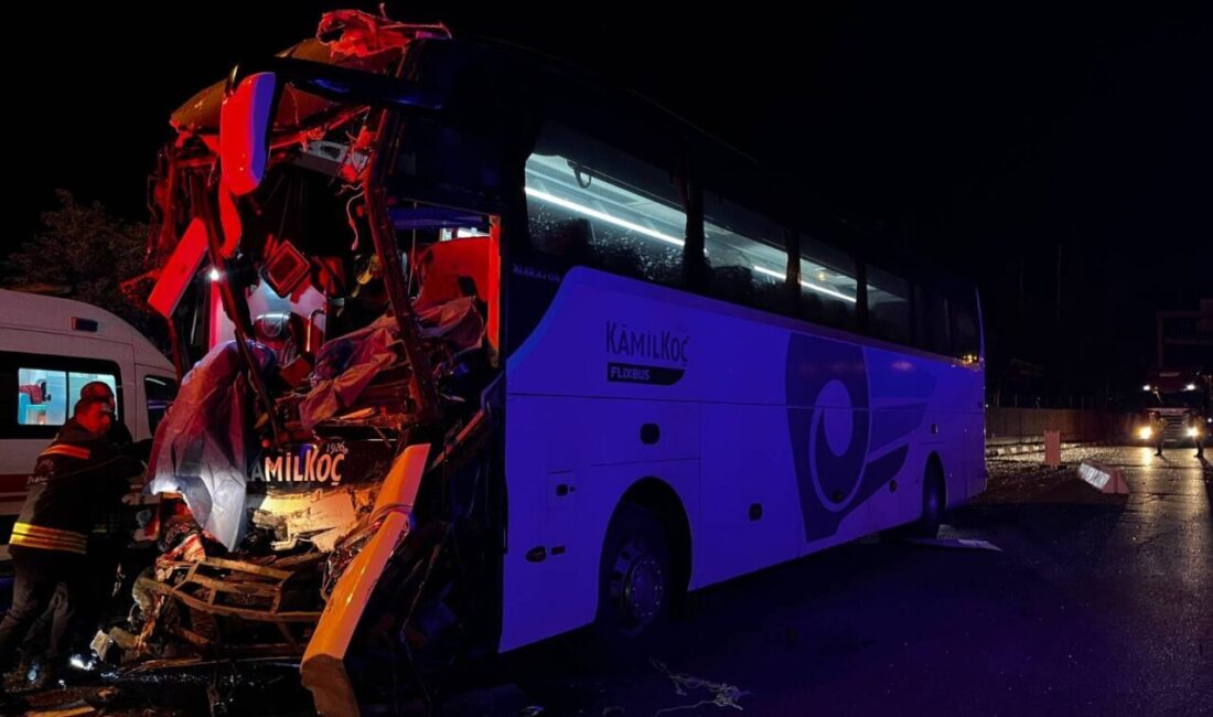 GAZİANTEP (AA) – Gaziantep'in Nurdağı ilçesinde yolcu otobüsünün tıra arkadan