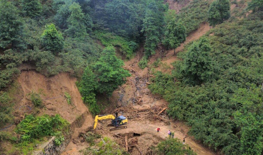 GİRESUN (AA) – Giresun'un Yağlıdere ilçesinde şiddetli yağış dolayısıyla oluşan