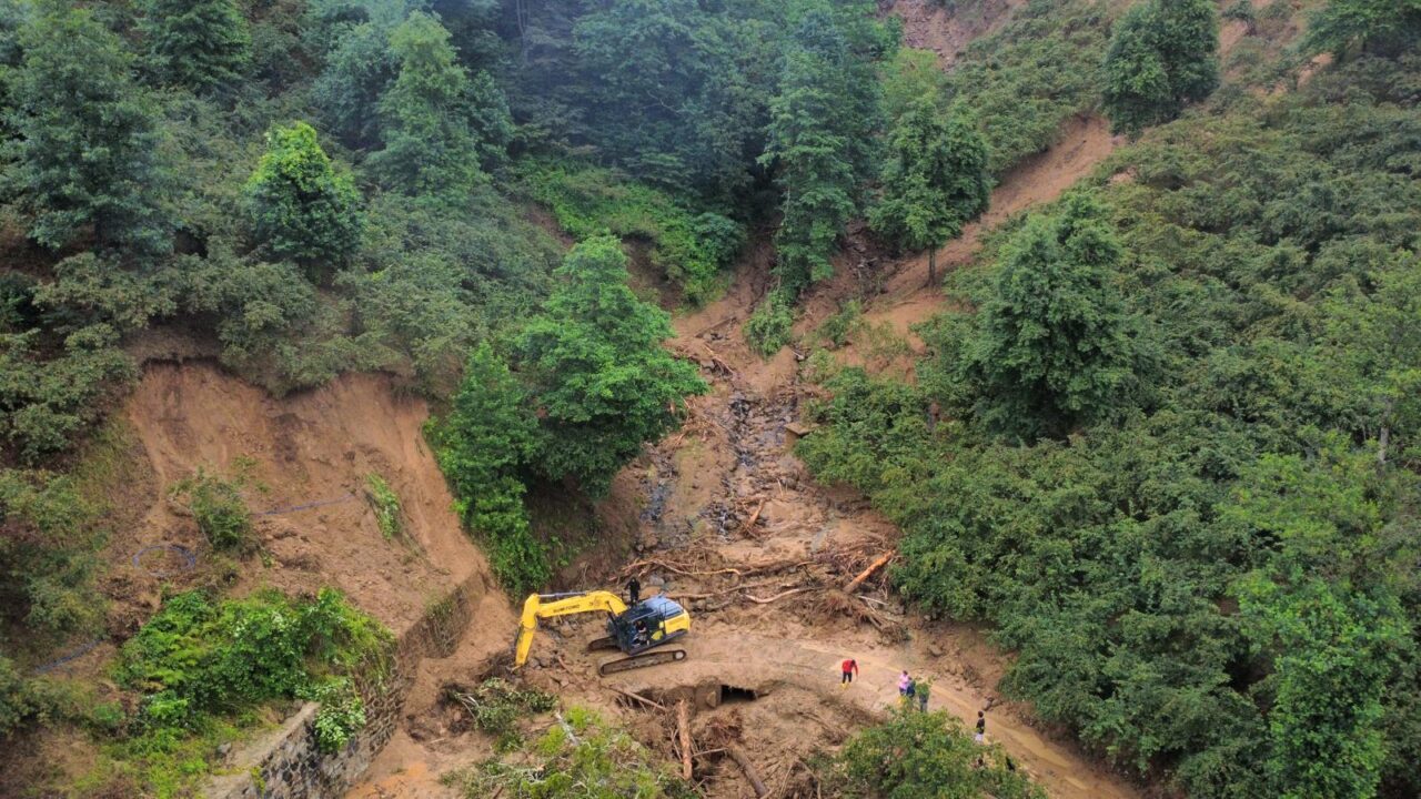 GİRESUN (AA) – Giresun'un Yağlıdere ilçesinde şiddetli yağış dolayısıyla oluşan