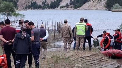 GÜMÜŞHANE (AA) – Gümüşhane'nin Kürtün ilçesinde baraj göletine devrilen pikabın