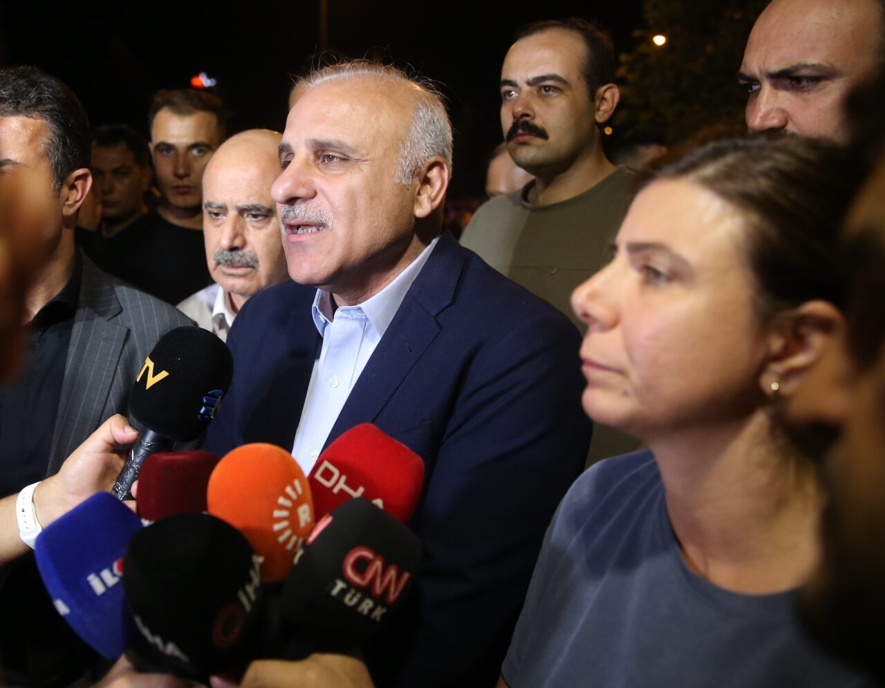 - İtfaiye ekiplerinin yangına müdahalesine TOMA'lar da destek veriyor
- Vali