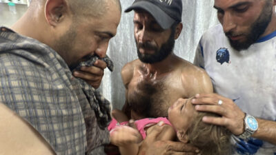 - Acılı baba, öldürülen 4 yaşındaki yavrusunun minik bedeninin başında