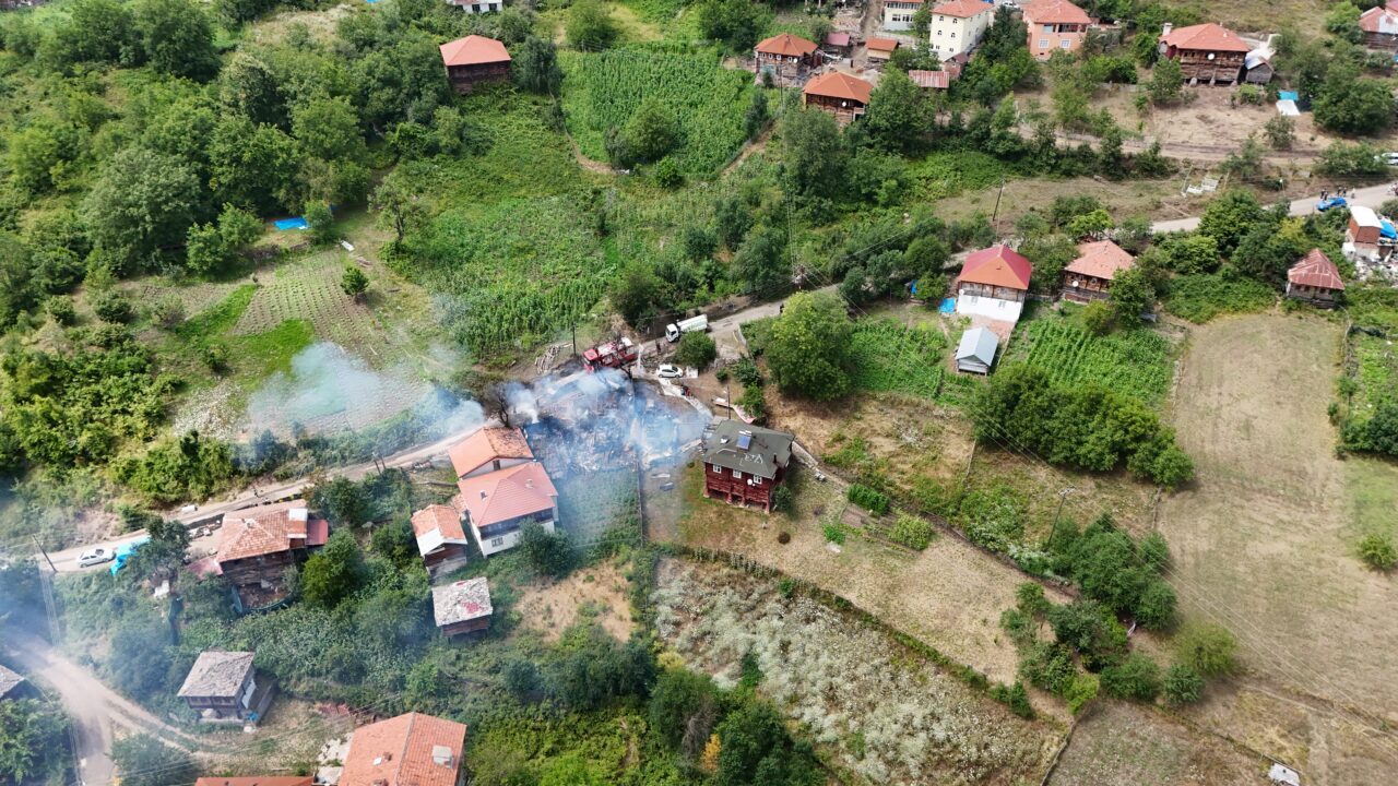 - Bir ev ve aracı ateşe veren, komşularının üzerine ateş