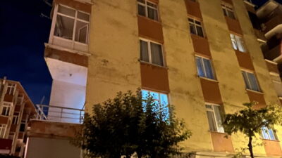 İSTANBUL (AA) – Güngören'de birinci katındaki balkonu çöken 5 katlı