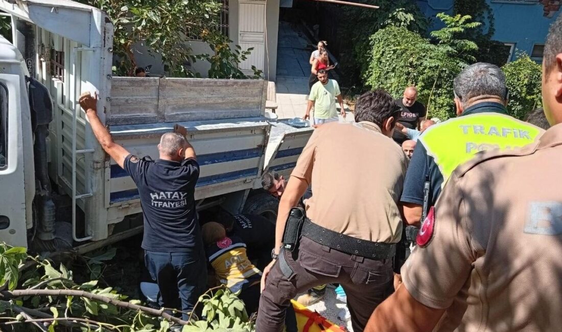 HATAY (AA) – Hatay'ın Defne ilçesinde bahçeye devrilen kamyonetin altında
