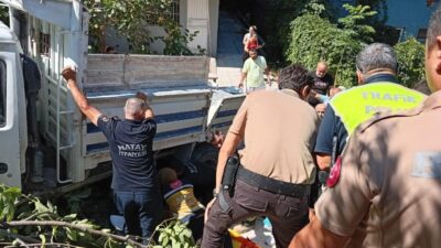 HATAY (AA) – Hatay'ın Defne ilçesinde bahçeye devrilen kamyonetin altında
