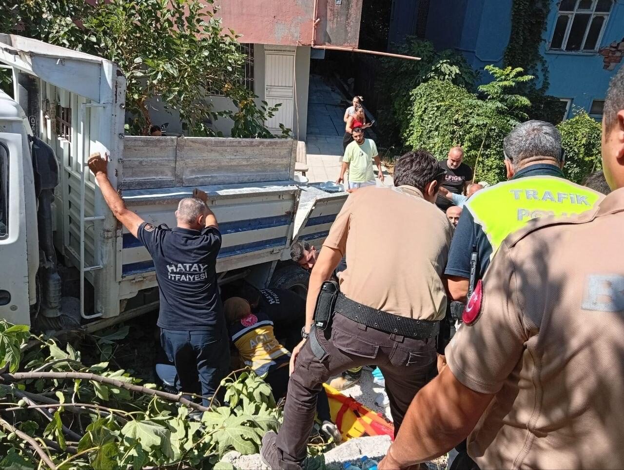 HATAY (AA) – Hatay'ın Defne ilçesinde bahçeye devrilen kamyonetin altında