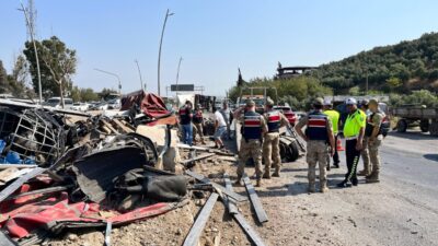HATAY (AA) – Hatay'ın Kırıkhan ilçesinde otomobile çarpıp devrilen tırın