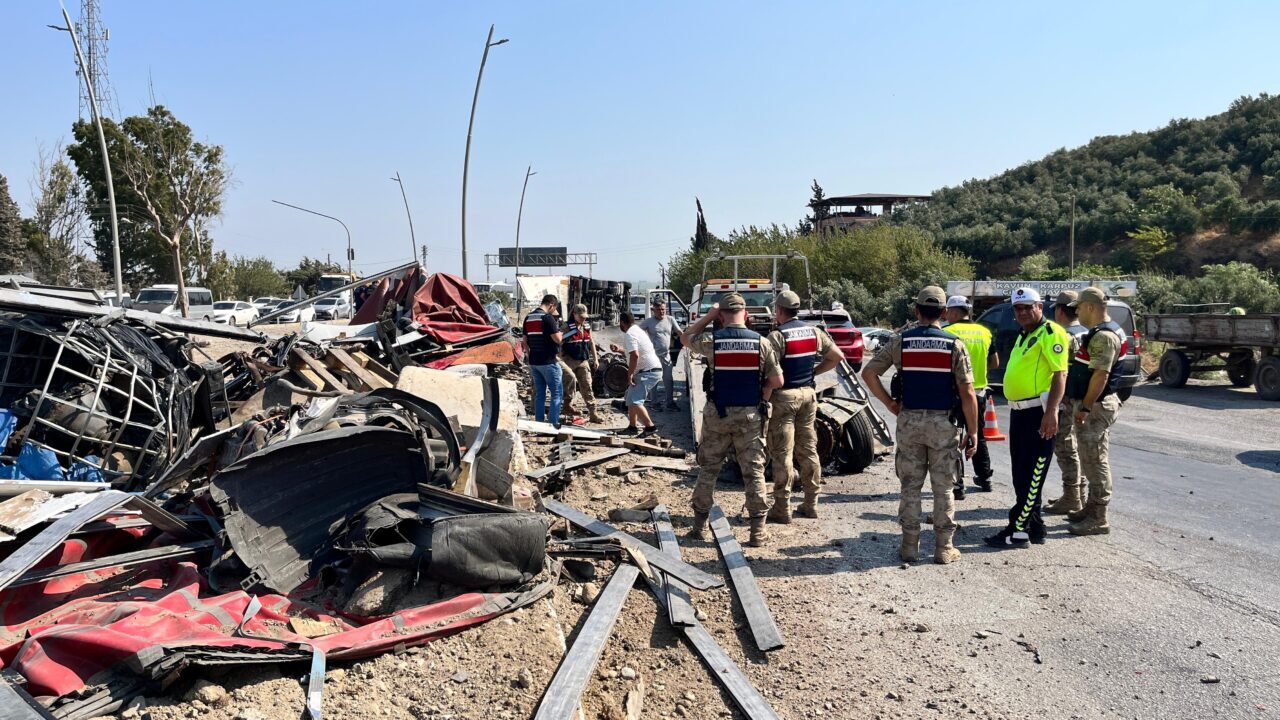 HATAY (AA) – Hatay'ın Kırıkhan ilçesinde otomobile çarpıp devrilen tırın